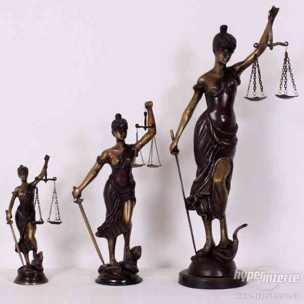 Bronzová socha spravedlnosti - foto 1