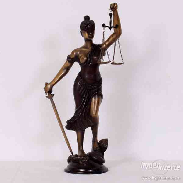 Bronzová socha spravedlnosti - foto 2