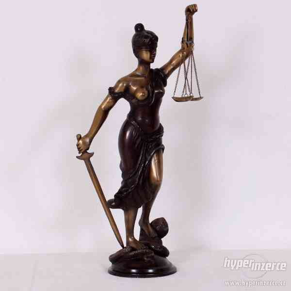 Bronzová socha spravedlnosti - foto 3