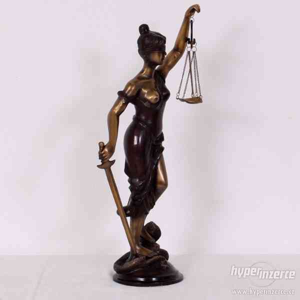 Bronzová socha spravedlnosti - foto 4