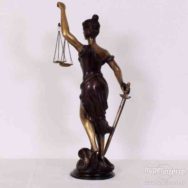 Bronzová socha spravedlnosti - foto 5