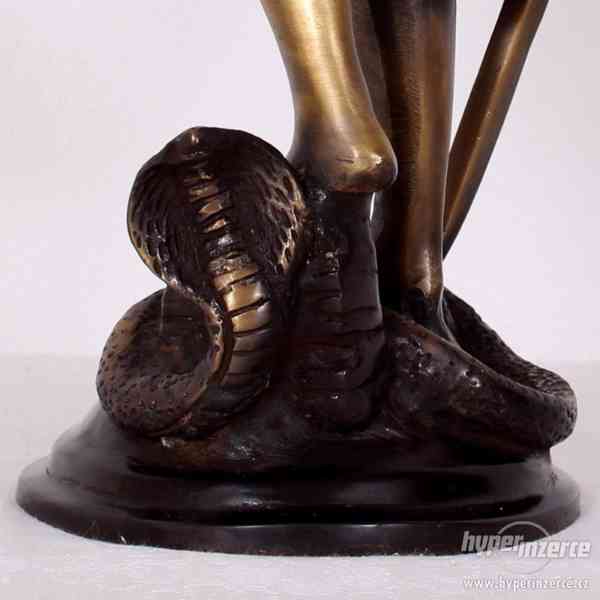 Bronzová socha spravedlnosti - foto 6