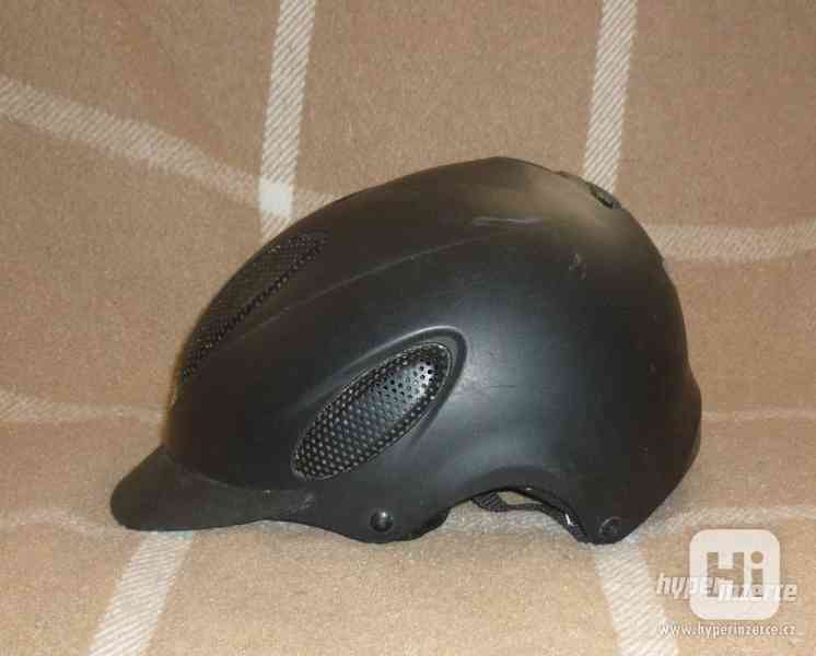 Jezdecká značková helma Uvex - foto 3