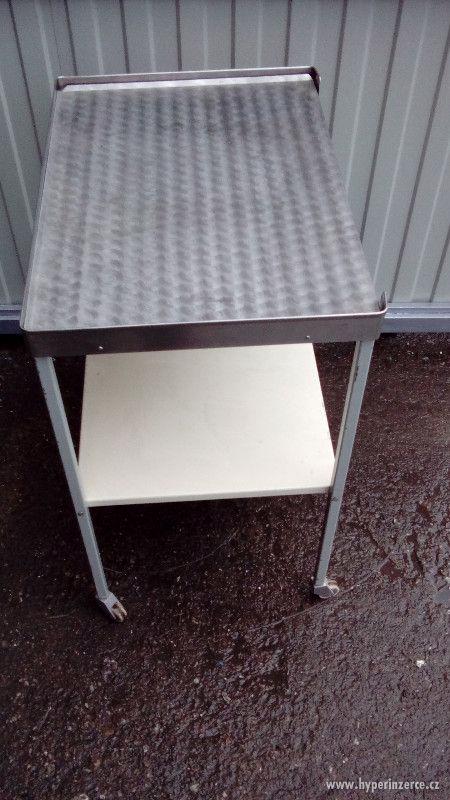 Nemocniční stoleček na kolečkách - foto 3