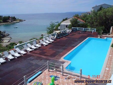 Ostrov Pag -aparthotel Macadams s bazenem jen 40 m od moře - foto 2