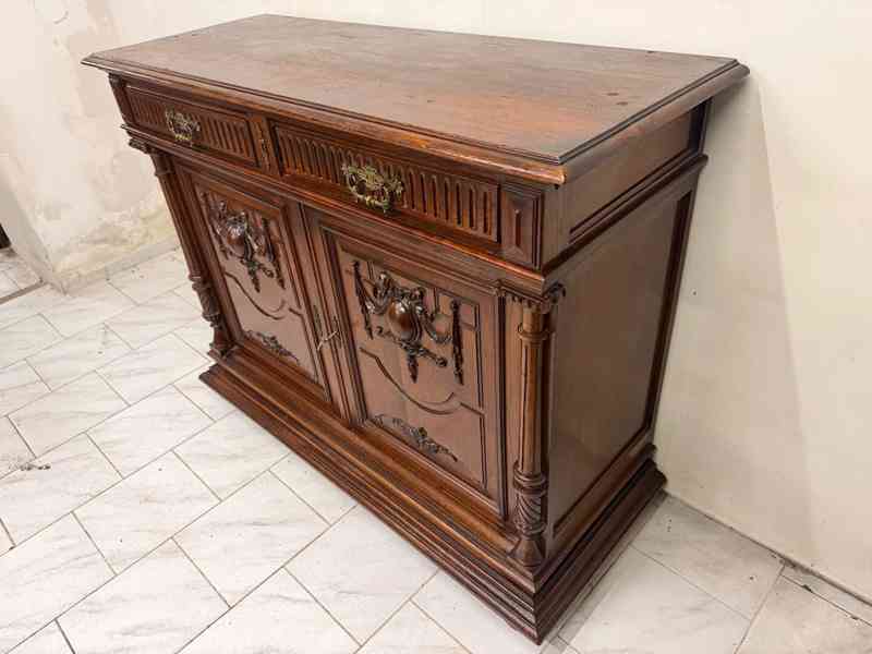 Starožitná masivní skříň - foto 2