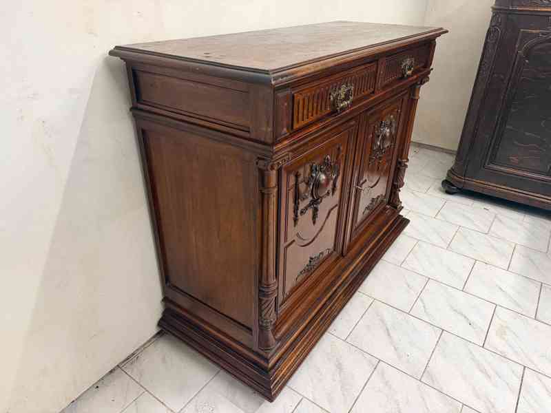 Starožitná masivní skříň - foto 3