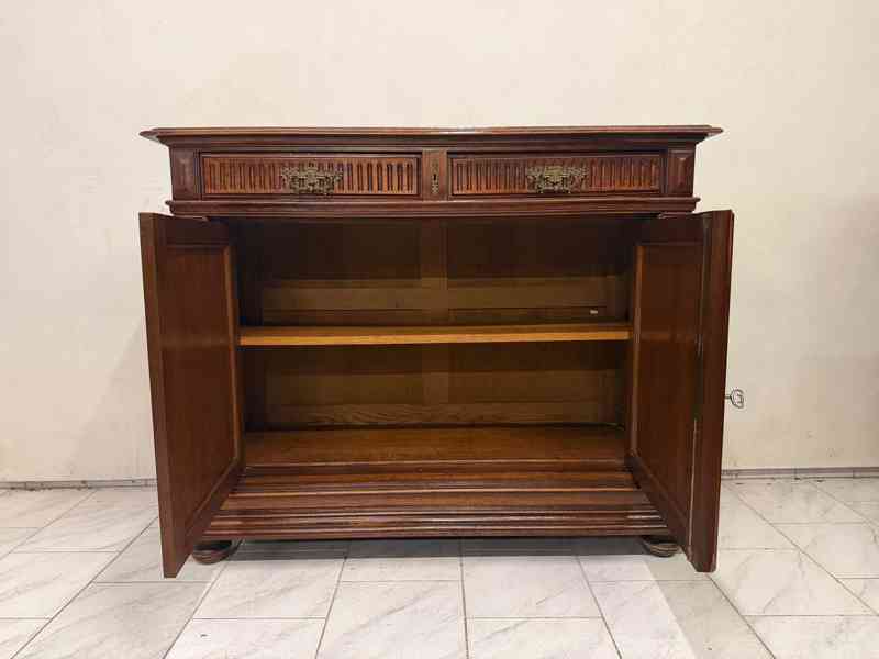 Starožitná masivní skříň - foto 7