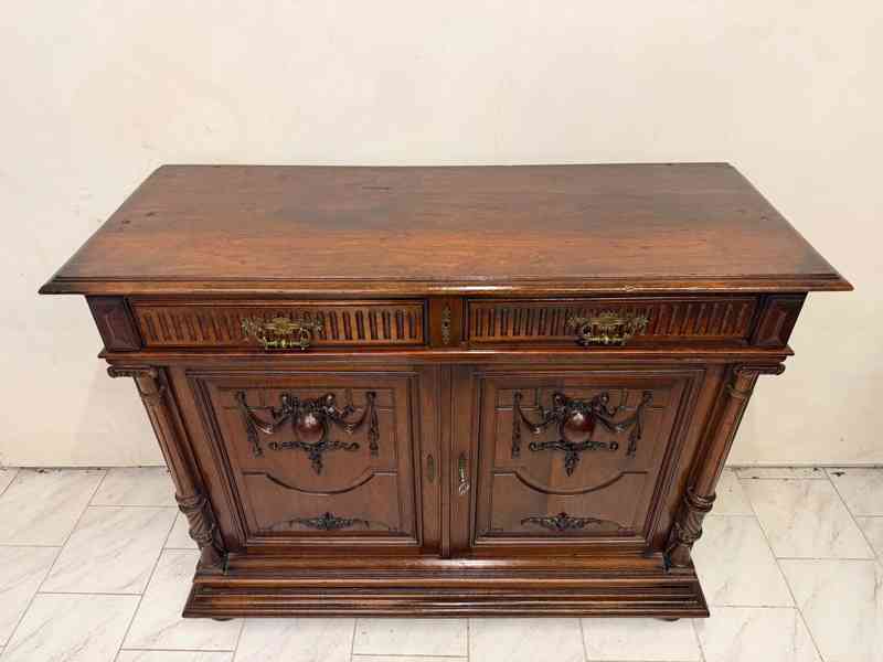 Starožitná masivní skříň - foto 4