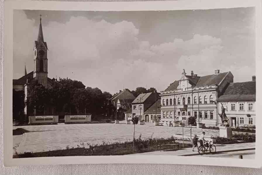 Černobílá pohlednice Českých Budějovic s razítkem Rozhlasu - foto 2