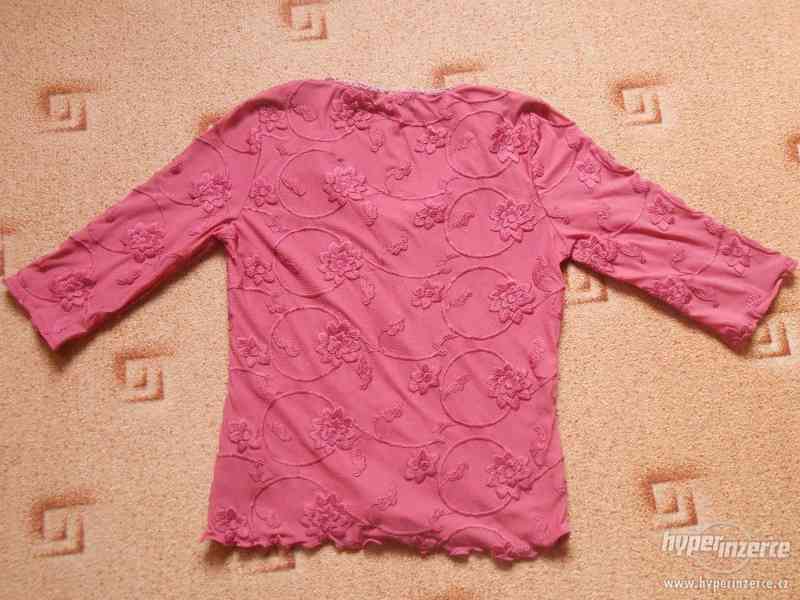 Vínové tričko s kytičkami - foto 2