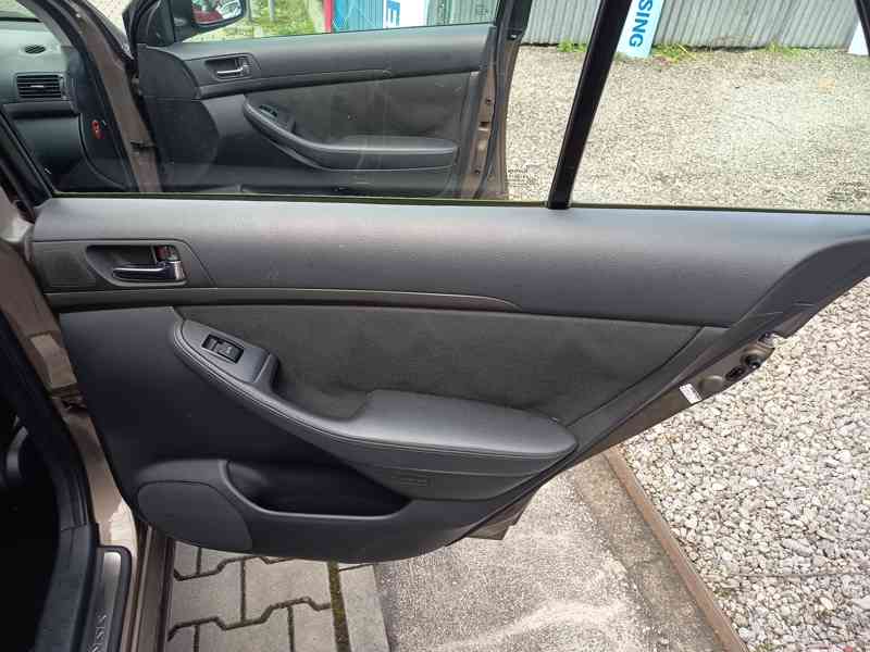 Toyota Avensis combi 2,0D-4D Comfort ČR  - foto 16