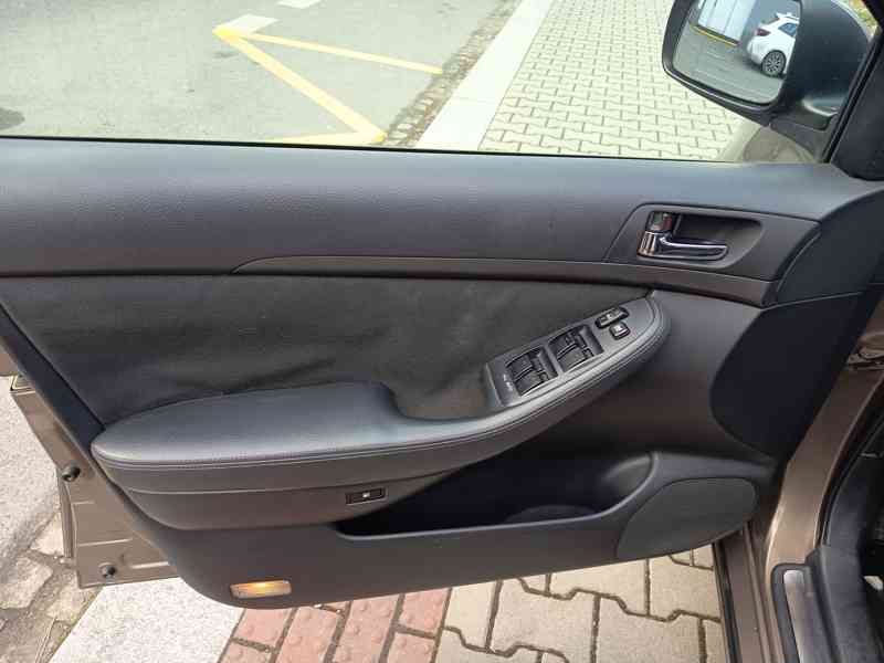 Toyota Avensis combi 2,0D-4D Comfort ČR  - foto 19