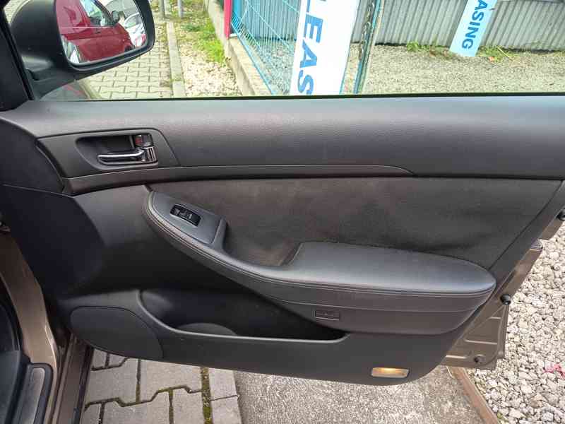 Toyota Avensis combi 2,0D-4D Comfort ČR  - foto 17