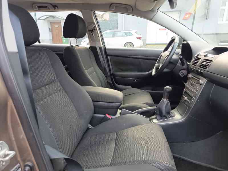 Toyota Avensis combi 2,0D-4D Comfort ČR  - foto 12