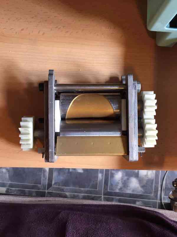 stroj na výrobu kulatých těstových polotovarů - foto 7