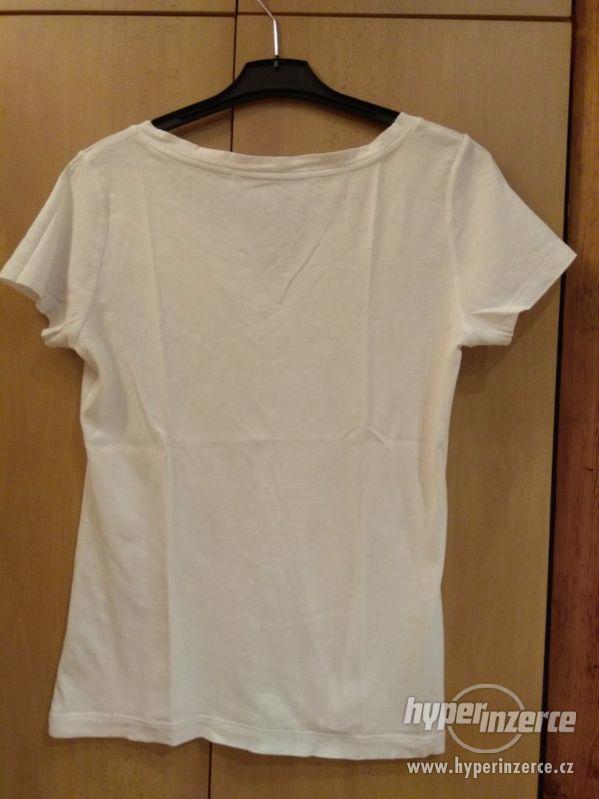 Bílé triko Esprit s vyšitou ozdobou - foto 2