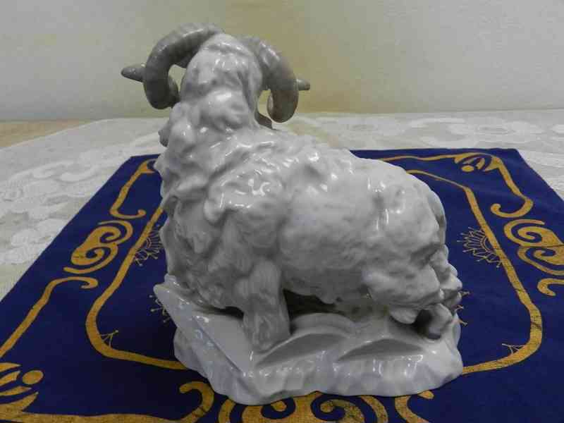 Málo vídaná bílá porcelánová Plastika Beran  Horní Slavkov - foto 5