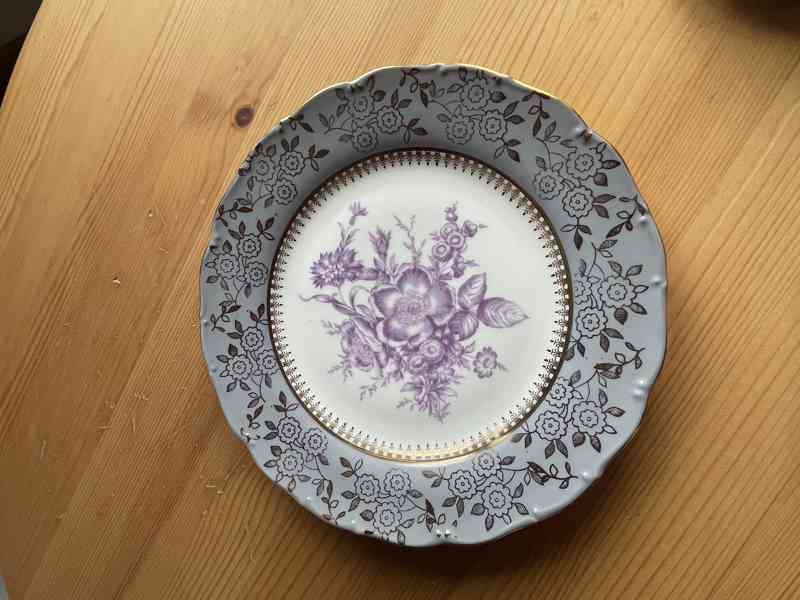 Mix porcelánu a dekorací – šálky, talíř a porcelánové doplňk - foto 3