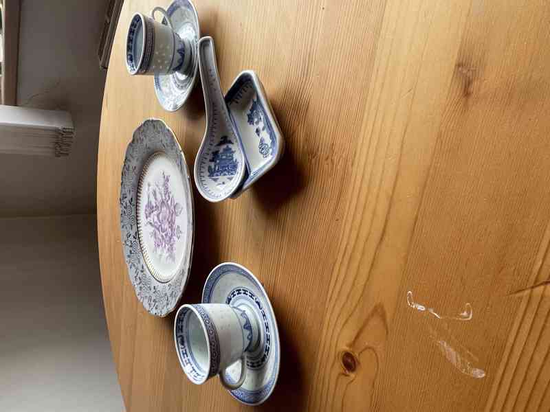 Mix porcelánu a dekorací – šálky, talíř a porcelánové doplňk - foto 2