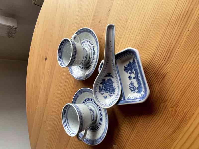 Mix porcelánu a dekorací – šálky, talíř a porcelánové doplňk - foto 4