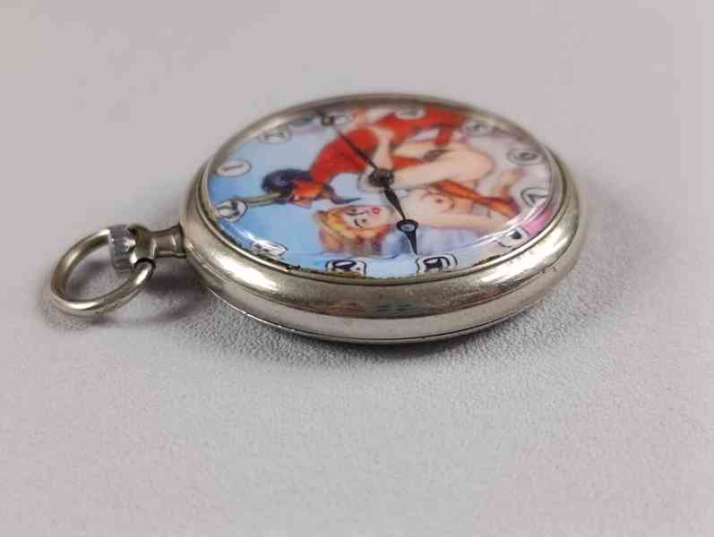 Kapesní hodinky DOXA s medailema. erotický motiv - foto 11