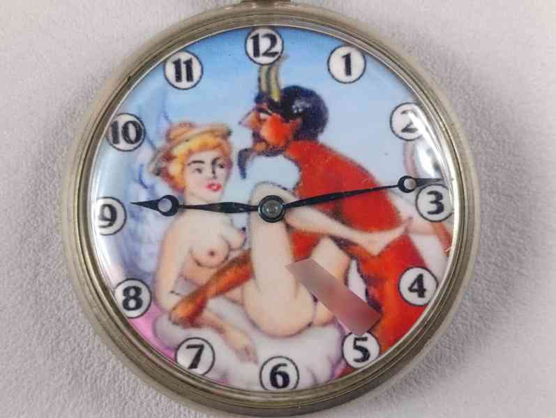 Kapesní hodinky DOXA s medailema. erotický motiv - foto 16