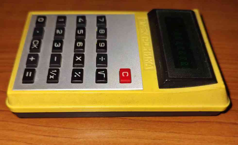 Электроника B3-14 žlutá sovětská kalkulačka - foto 3