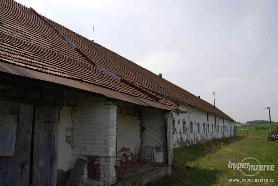 Nabízíme exkluzivně k prodeji budovu bývalého kravína s poze - foto 9