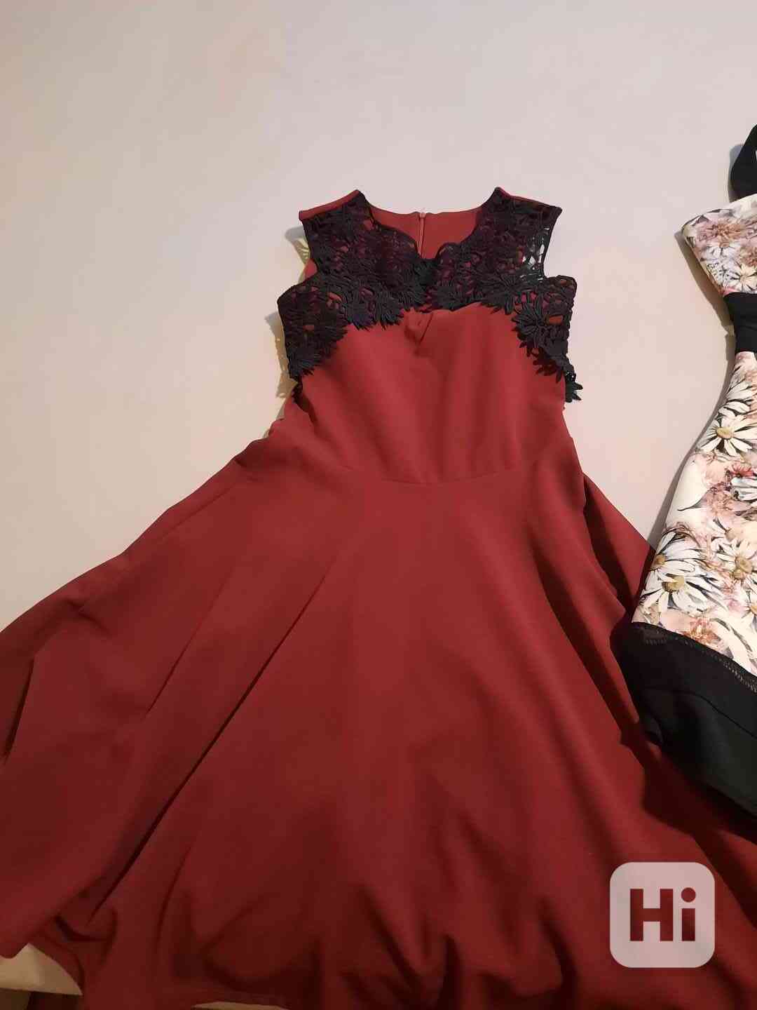 Červené šaty  - foto 1