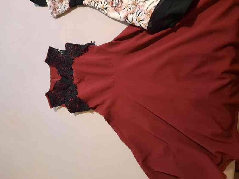 Červené šaty  - foto 1