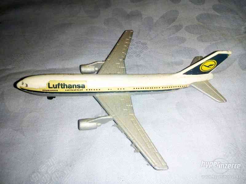 2 stará letadla Lufthansa, viz foto + 1 jako dárek - foto 4