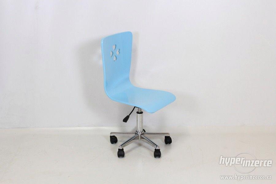 Modrá židlička na kolečkách - foto 1