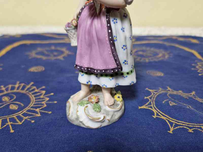 Hezká porcelánová soška Dívka s Květinami Praha Biedermeier - foto 4