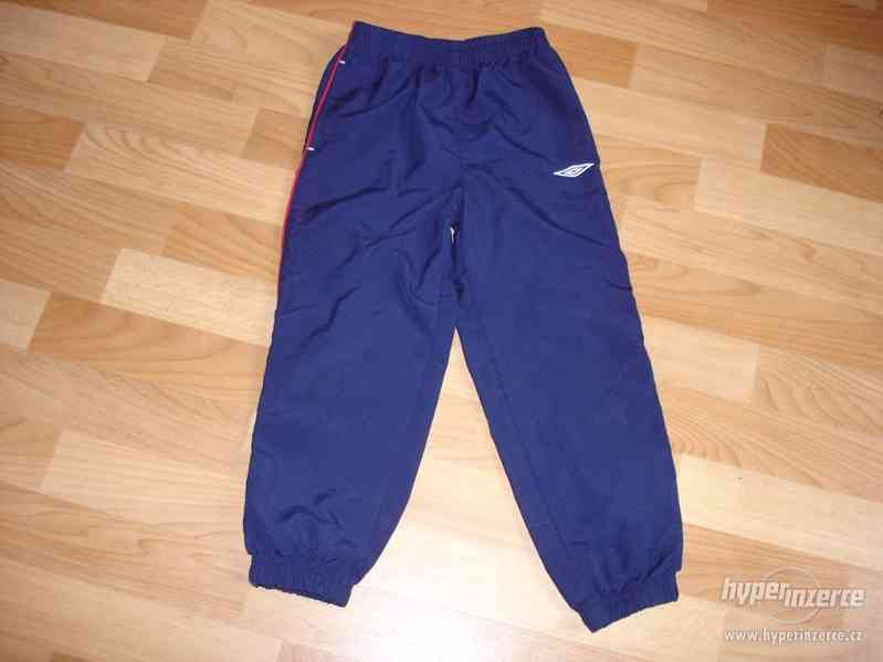 sportovní kalhoty vel.116/122 NOVÉ Umbro - foto 1