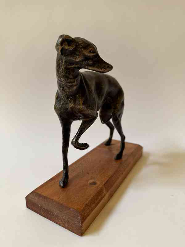 Pes chrt - socha kov dřevo - foto 3