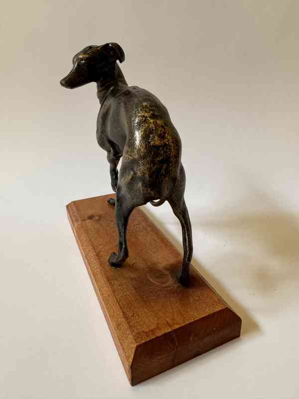 Pes chrt - socha kov dřevo - foto 4