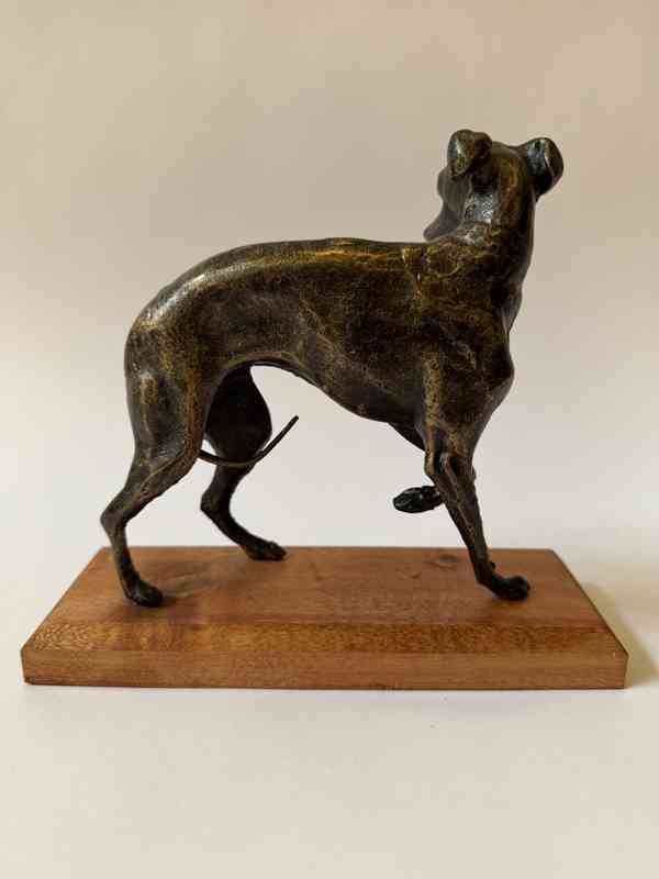 Pes chrt - socha kov dřevo - foto 5