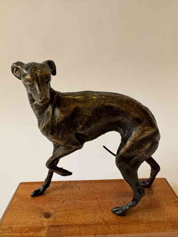 Pes chrt - socha kov dřevo - foto 2