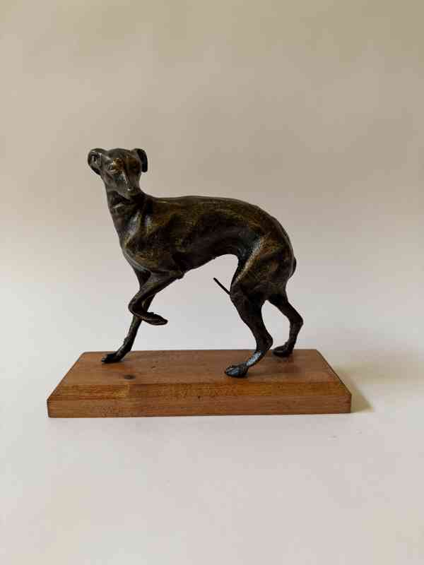 Pes chrt - socha kov dřevo
