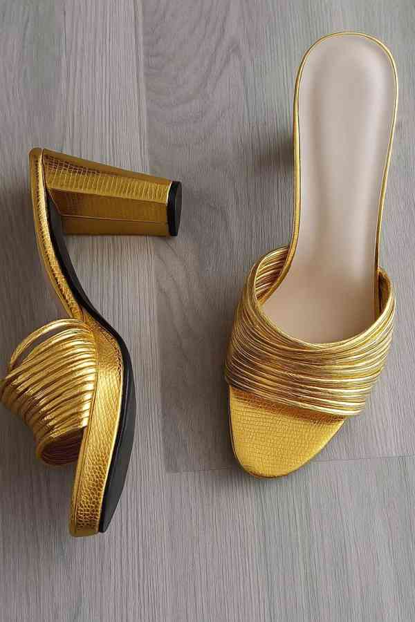 Luxusní zlaté pantofle na podpatku  - foto 1