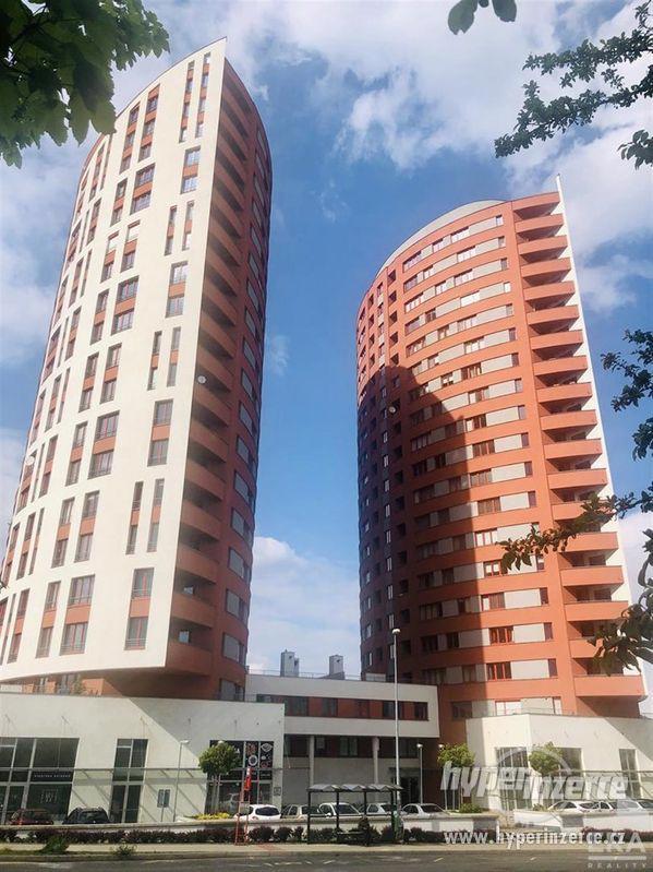 Luxusní 1+kk/lodžie/garáž, komora, 38,4m2, rezidence Prague Towers, Praha 5 – Stodůlky - foto 3