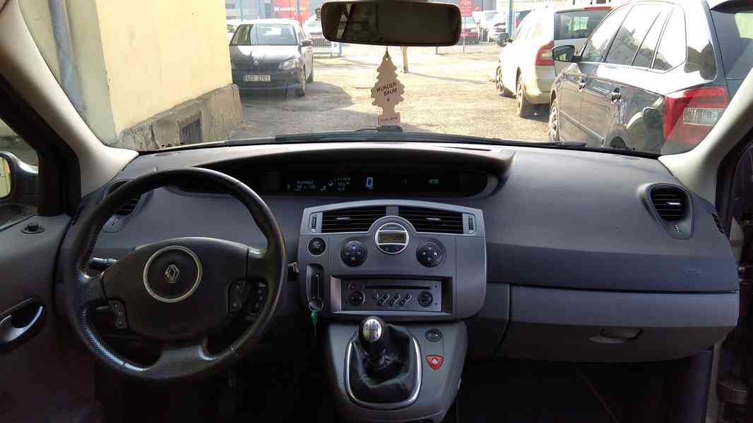 RENAULT Megane Scenic 1,6i 16V Comfort ČR - foto 14