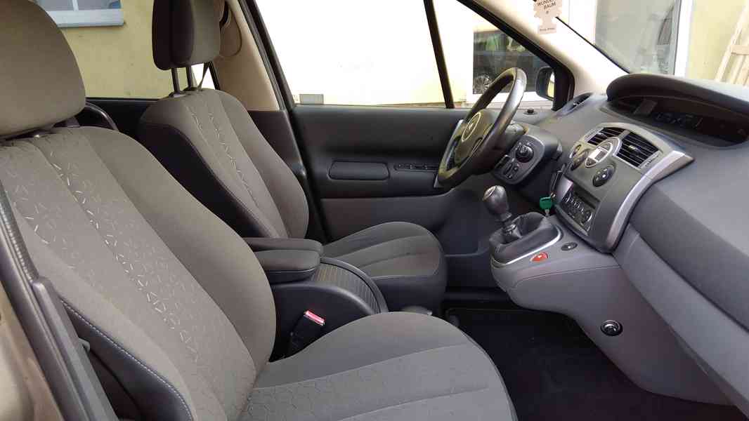 RENAULT Megane Scenic 1,6i 16V Comfort ČR - foto 17