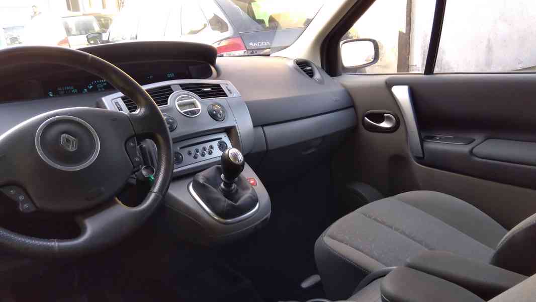 RENAULT Megane Scenic 1,6i 16V Comfort ČR - foto 23