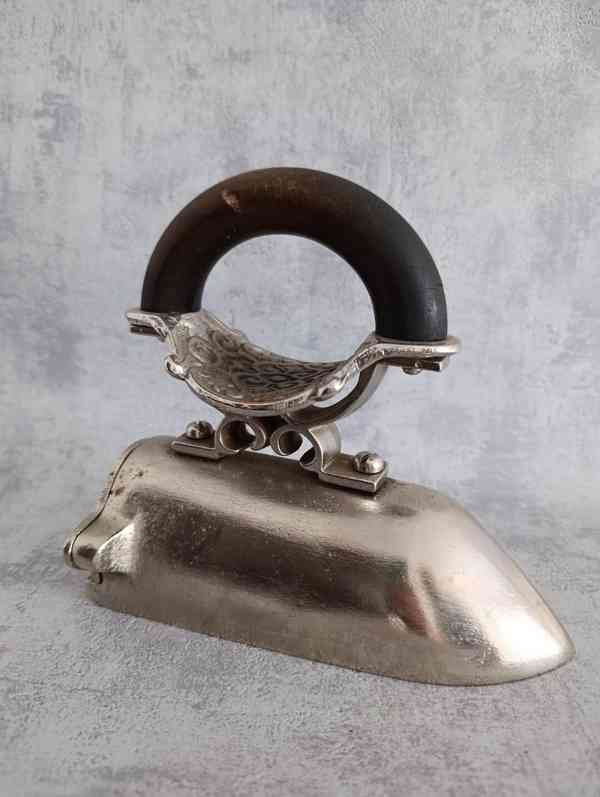 Starožitná niklovaná žehlička s nahřívacím tělískem - foto 13