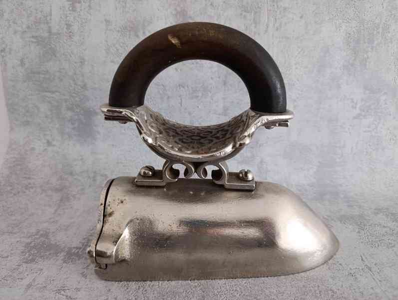 Starožitná niklovaná žehlička s nahřívacím tělískem - foto 4