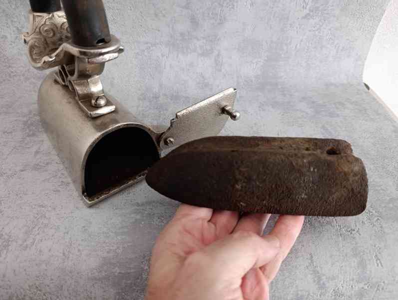 Starožitná niklovaná žehlička s nahřívacím tělískem - foto 9