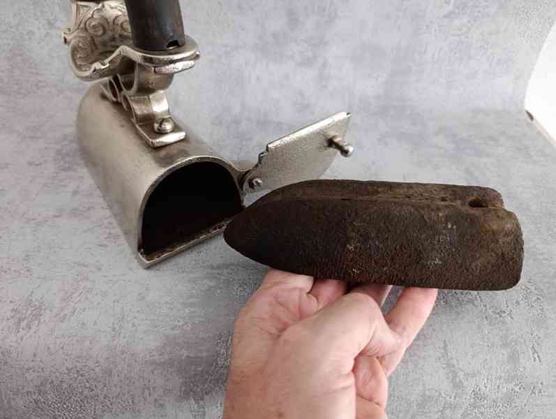 Starožitná niklovaná žehlička s nahřívacím tělískem - foto 10