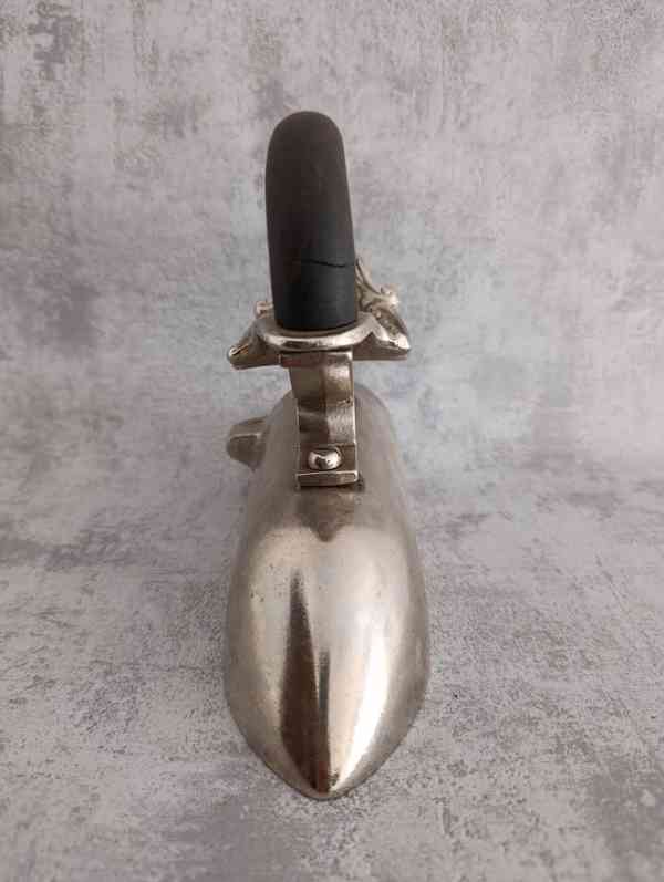 Starožitná niklovaná žehlička s nahřívacím tělískem - foto 6